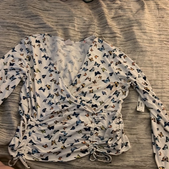 No boundaries love sleeve tee with butterfly’s - Picture 3 of 6